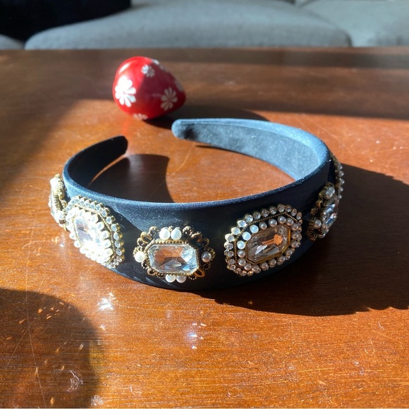 🩷 Black Headband with Gold and Crystal Embellishments - Picture 7 of 9